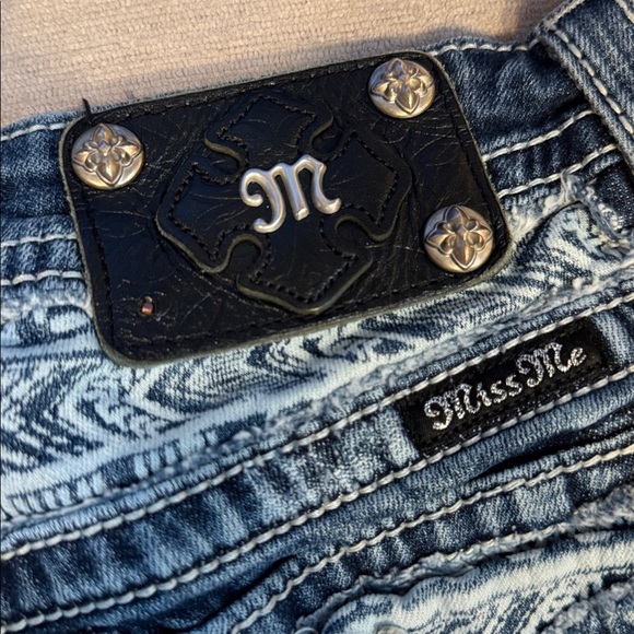Signature Blue Jean Shorts with Aztec print - Picture 8 of 11